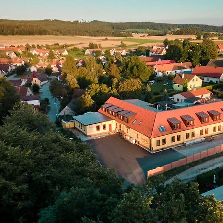 Penzion A Restaurace Zlatovlaska U Zamku Cervena Lhota Jizna エクステリア 写真