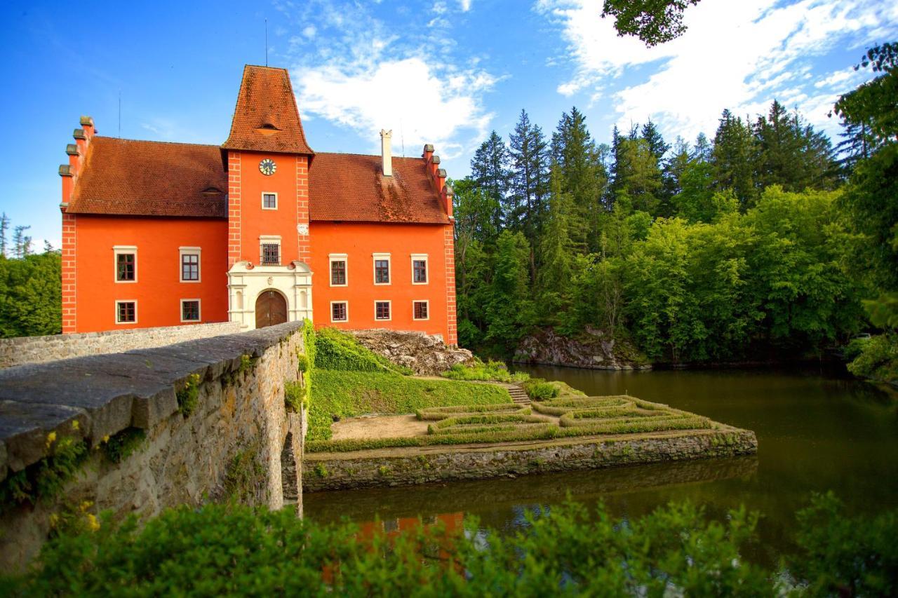 Penzion A Restaurace Zlatovlaska U Zamku Cervena Lhota Jizna エクステリア 写真