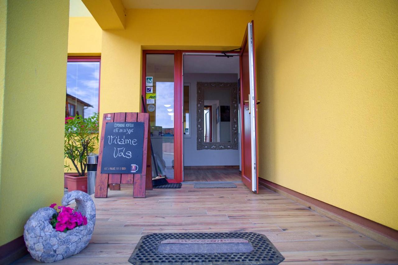 Penzion A Restaurace Zlatovlaska U Zamku Cervena Lhota Jizna エクステリア 写真