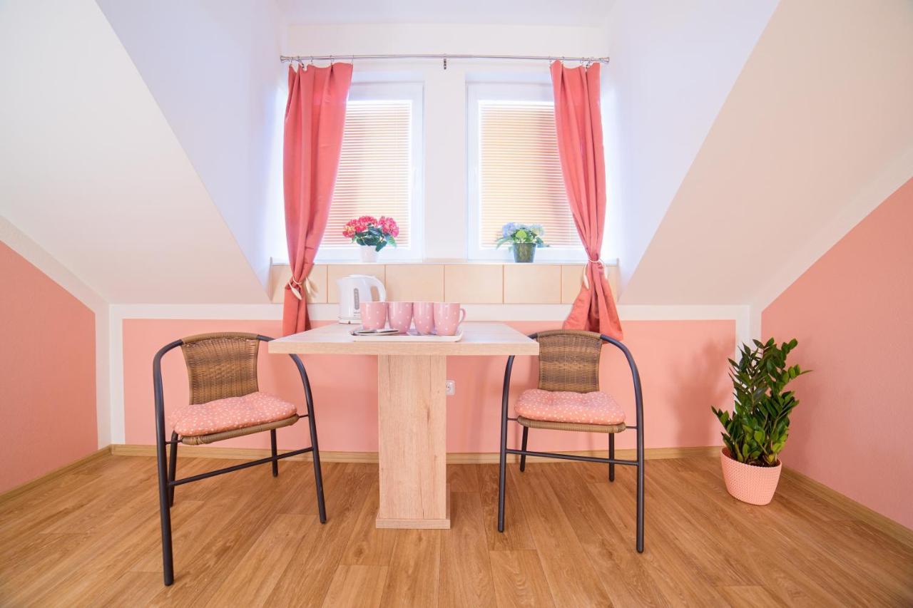 Penzion A Restaurace Zlatovlaska U Zamku Cervena Lhota Jizna エクステリア 写真