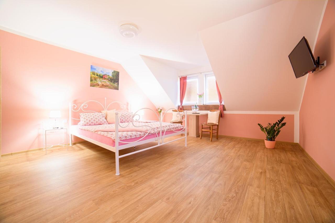 Penzion A Restaurace Zlatovlaska U Zamku Cervena Lhota Jizna エクステリア 写真
