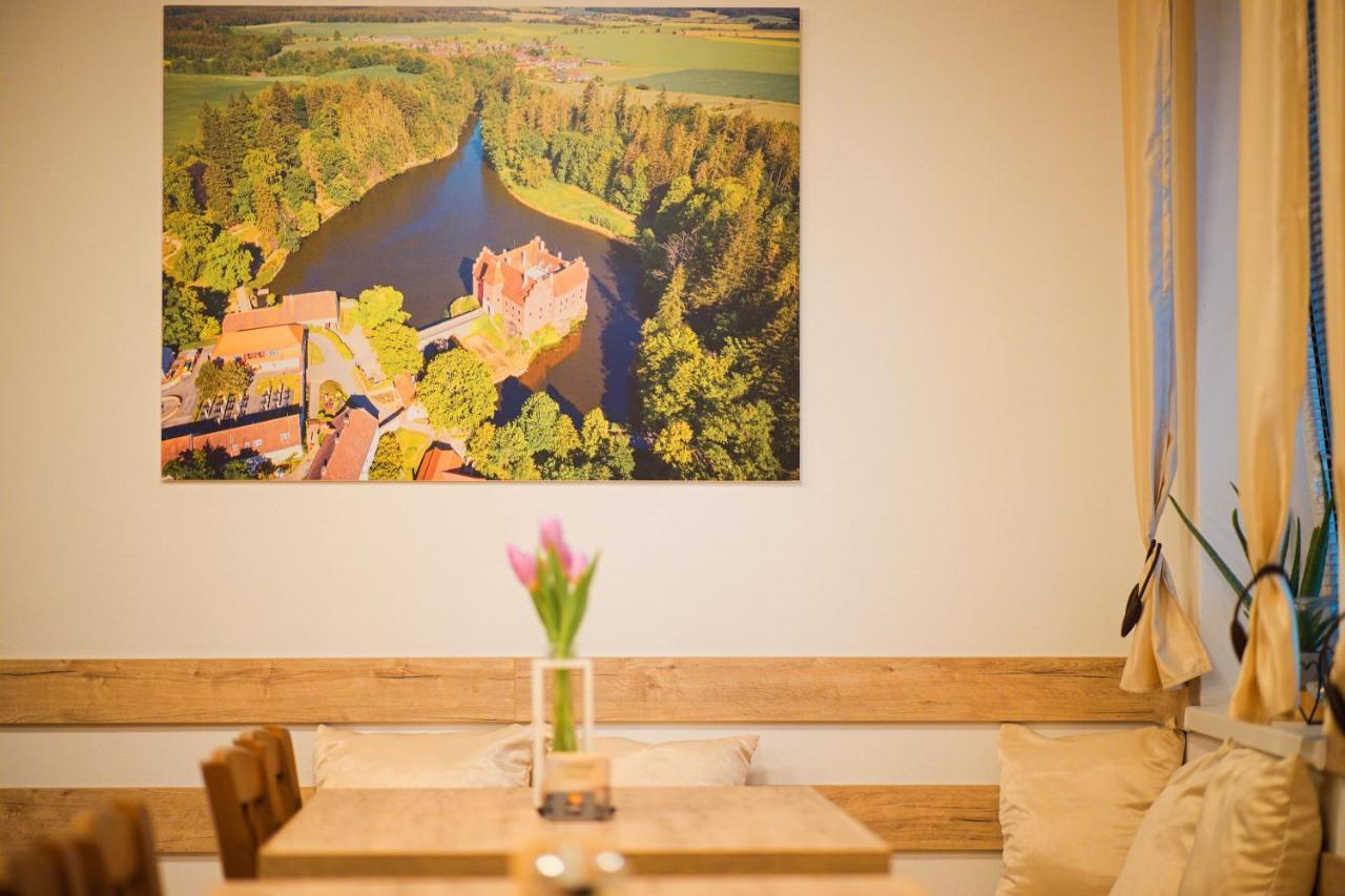 Penzion A Restaurace Zlatovlaska U Zamku Cervena Lhota Jizna エクステリア 写真
