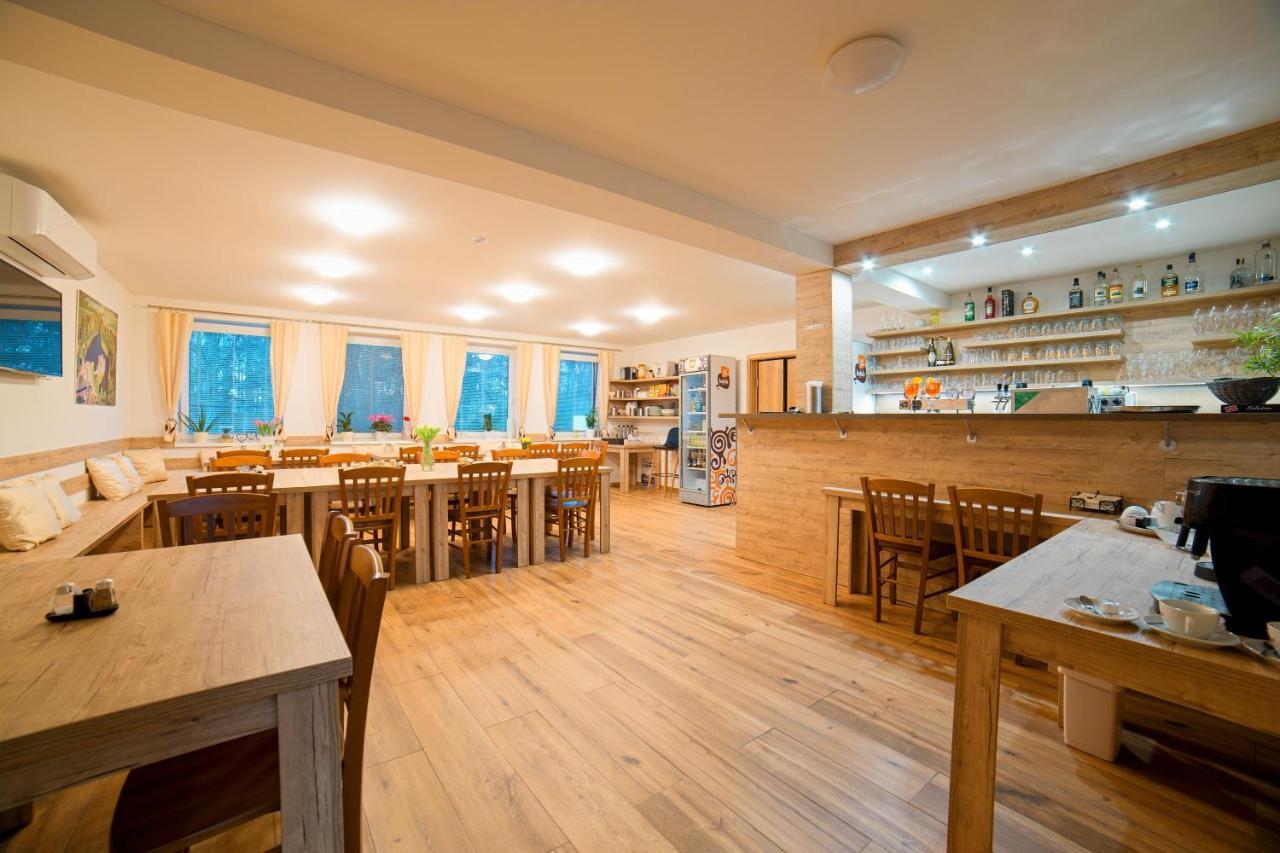 Penzion A Restaurace Zlatovlaska U Zamku Cervena Lhota Jizna エクステリア 写真