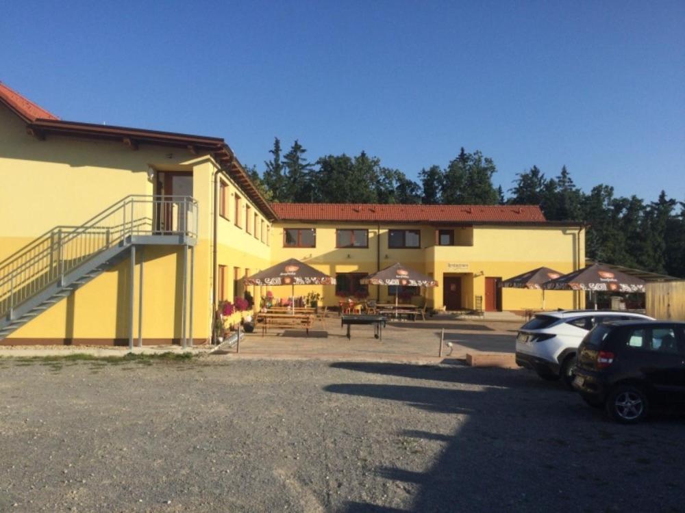 Penzion A Restaurace Zlatovlaska U Zamku Cervena Lhota Jizna エクステリア 写真