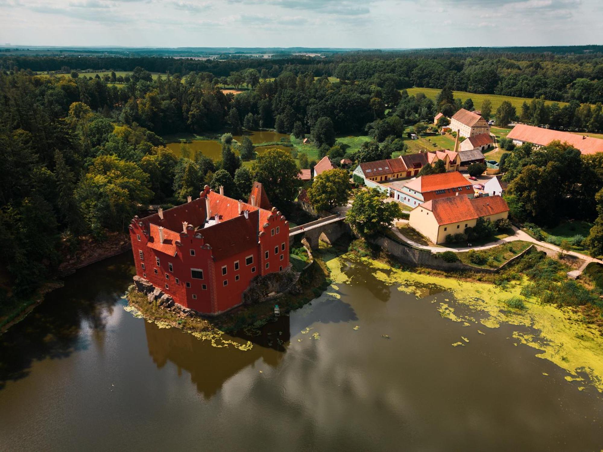 Penzion A Restaurace Zlatovlaska U Zamku Cervena Lhota Jizna エクステリア 写真