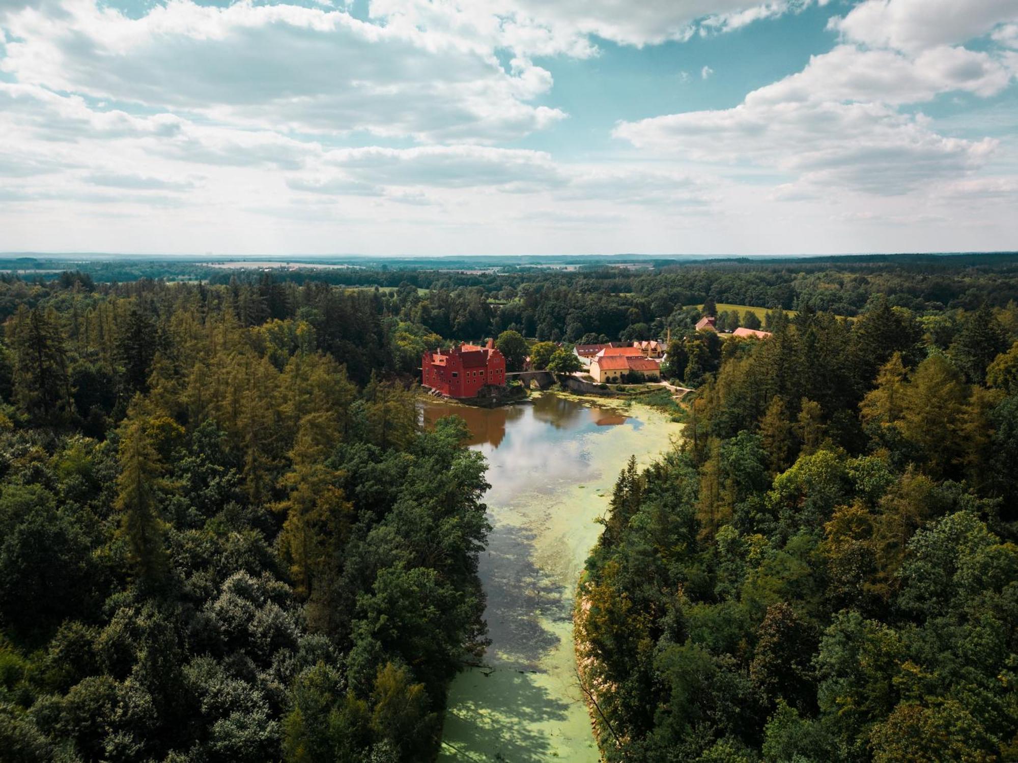 Penzion A Restaurace Zlatovlaska U Zamku Cervena Lhota Jizna エクステリア 写真