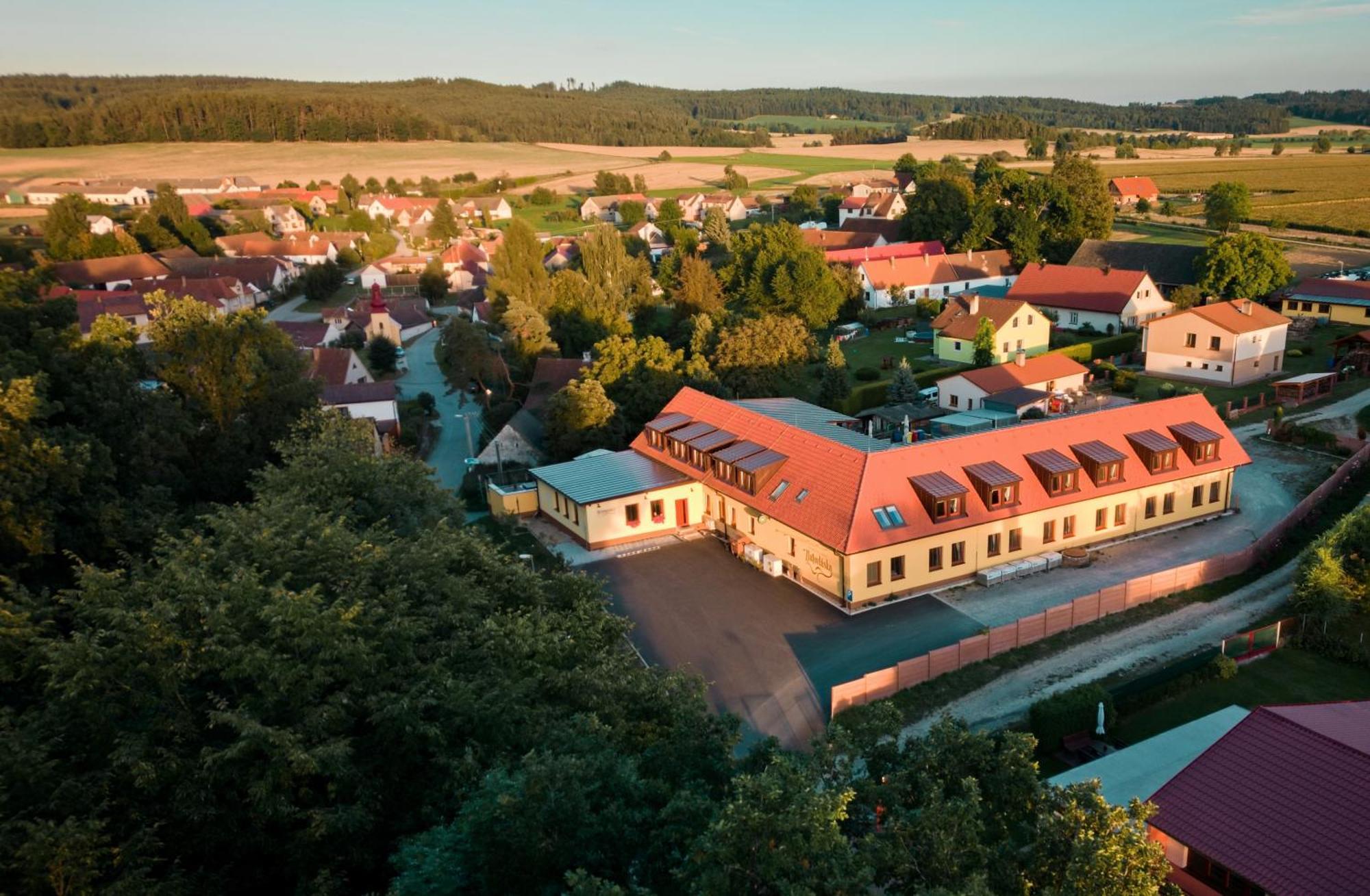 Penzion A Restaurace Zlatovlaska U Zamku Cervena Lhota Jizna エクステリア 写真