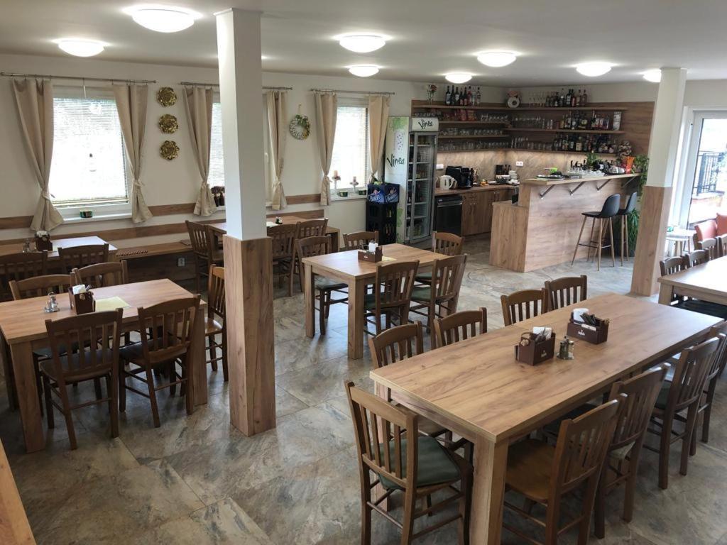 Penzion A Restaurace Zlatovlaska U Zamku Cervena Lhota Jizna エクステリア 写真