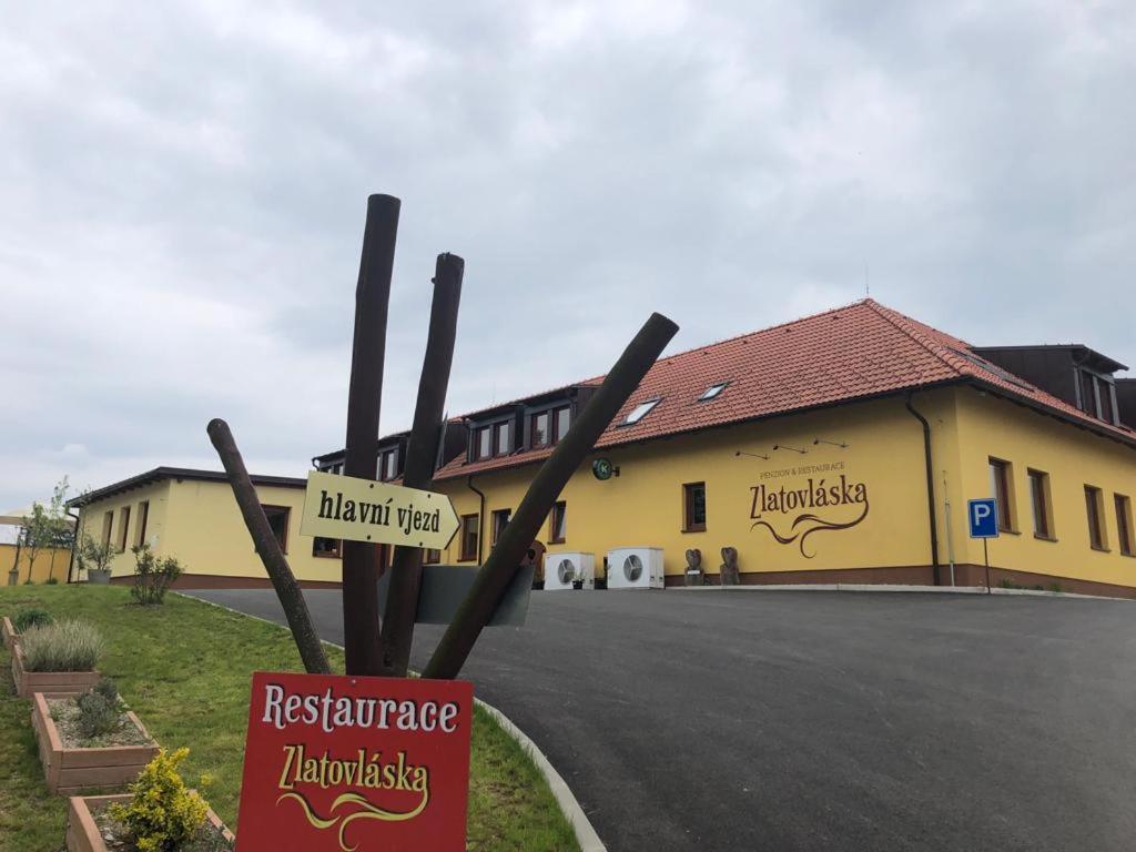 Penzion A Restaurace Zlatovlaska U Zamku Cervena Lhota Jizna エクステリア 写真