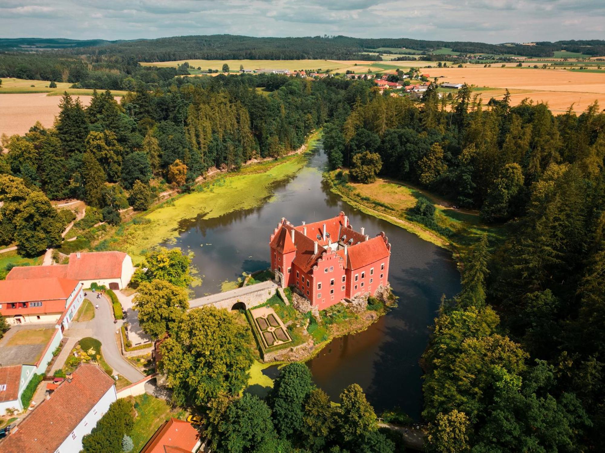 Penzion A Restaurace Zlatovlaska U Zamku Cervena Lhota Jizna エクステリア 写真