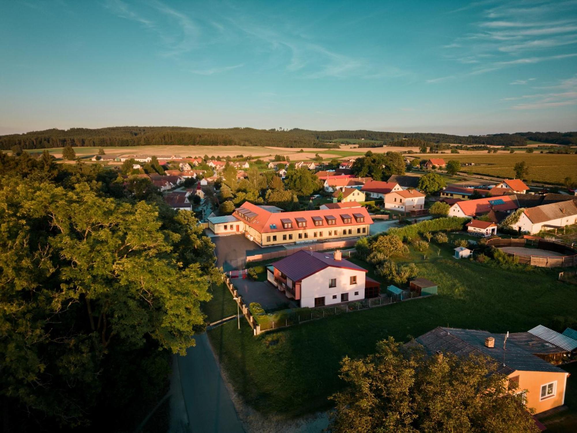 Penzion A Restaurace Zlatovlaska U Zamku Cervena Lhota Jizna エクステリア 写真