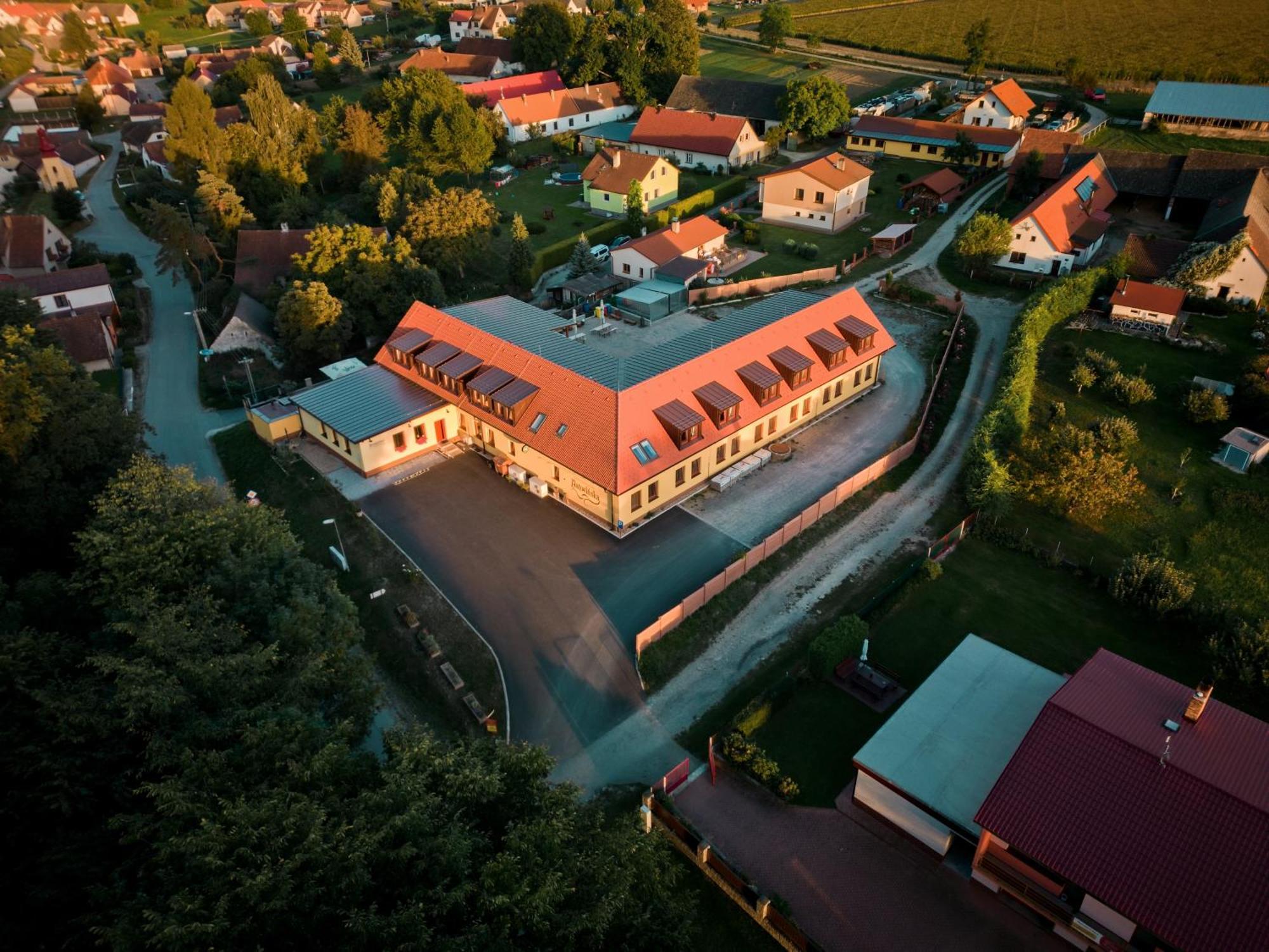 Penzion A Restaurace Zlatovlaska U Zamku Cervena Lhota Jizna エクステリア 写真