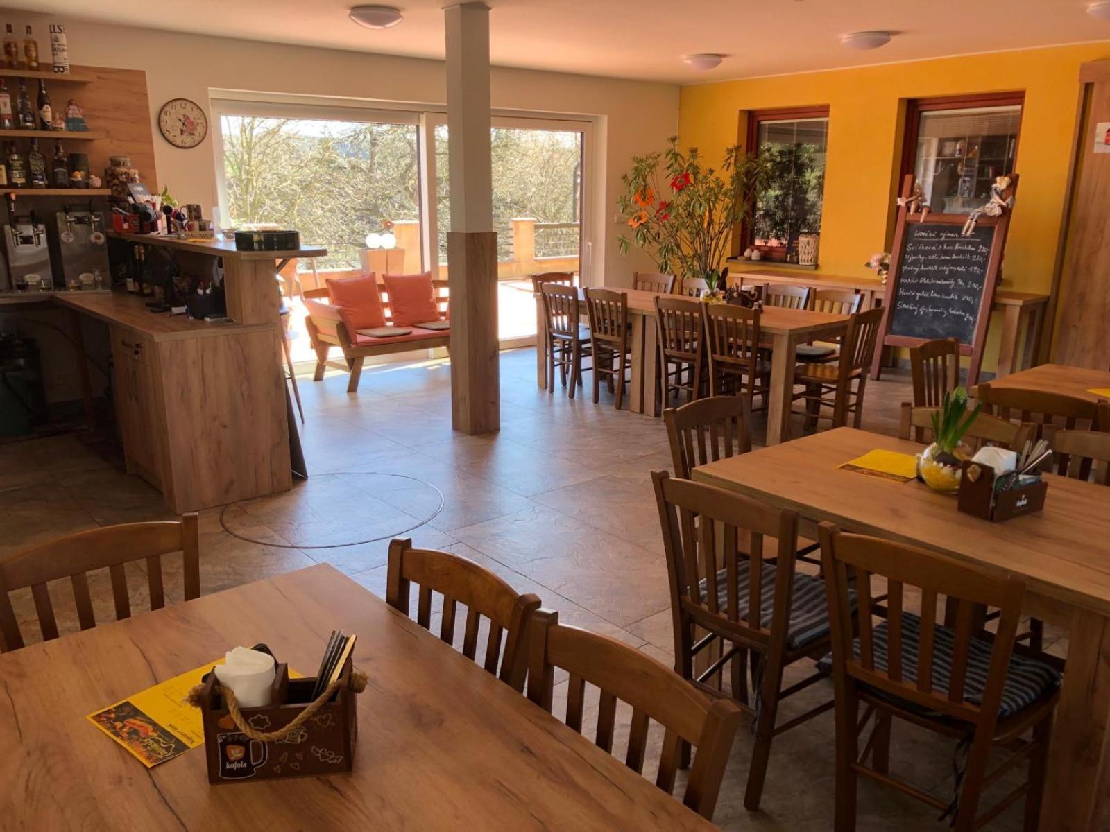 Penzion A Restaurace Zlatovlaska U Zamku Cervena Lhota Jizna エクステリア 写真