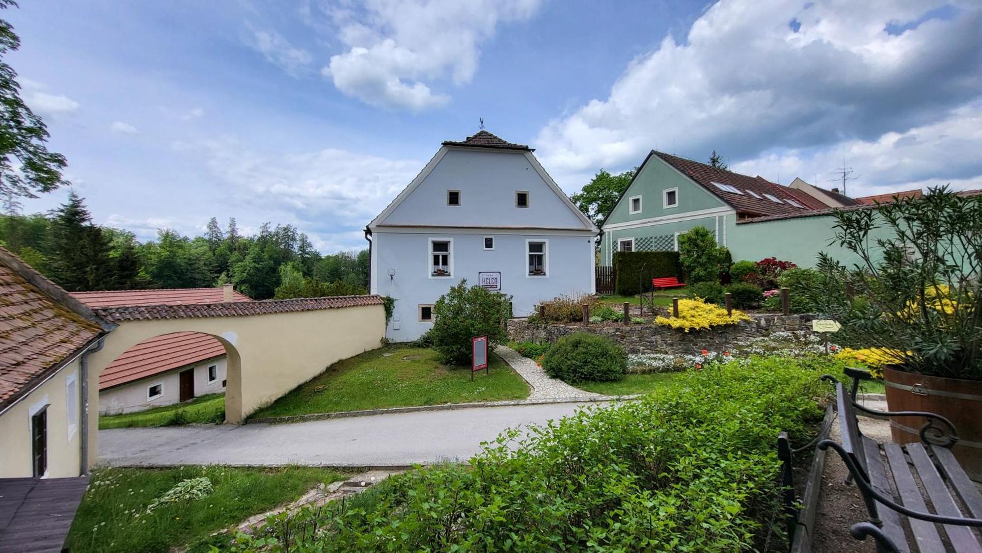 Penzion A Restaurace Zlatovlaska U Zamku Cervena Lhota Jizna エクステリア 写真