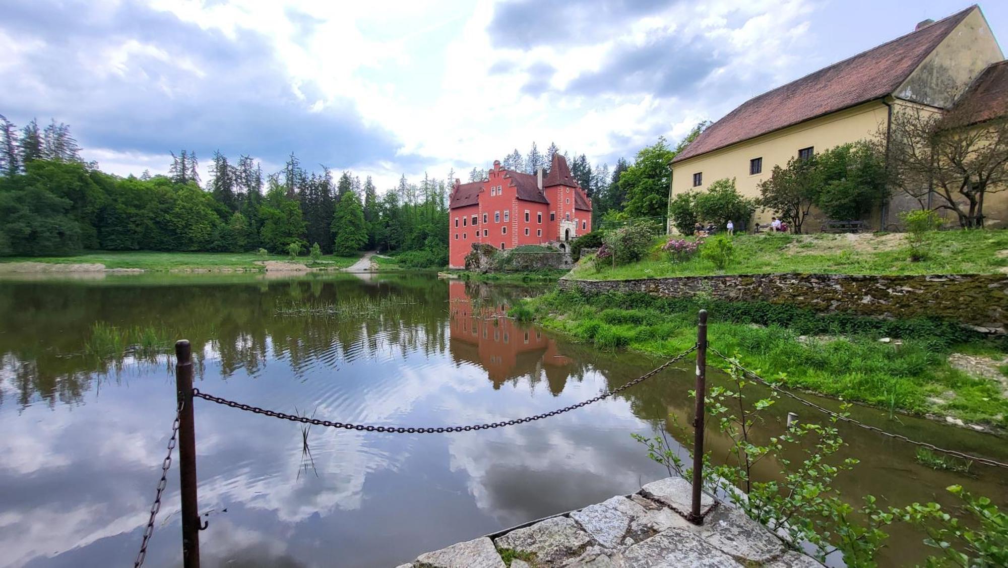 Penzion A Restaurace Zlatovlaska U Zamku Cervena Lhota Jizna エクステリア 写真