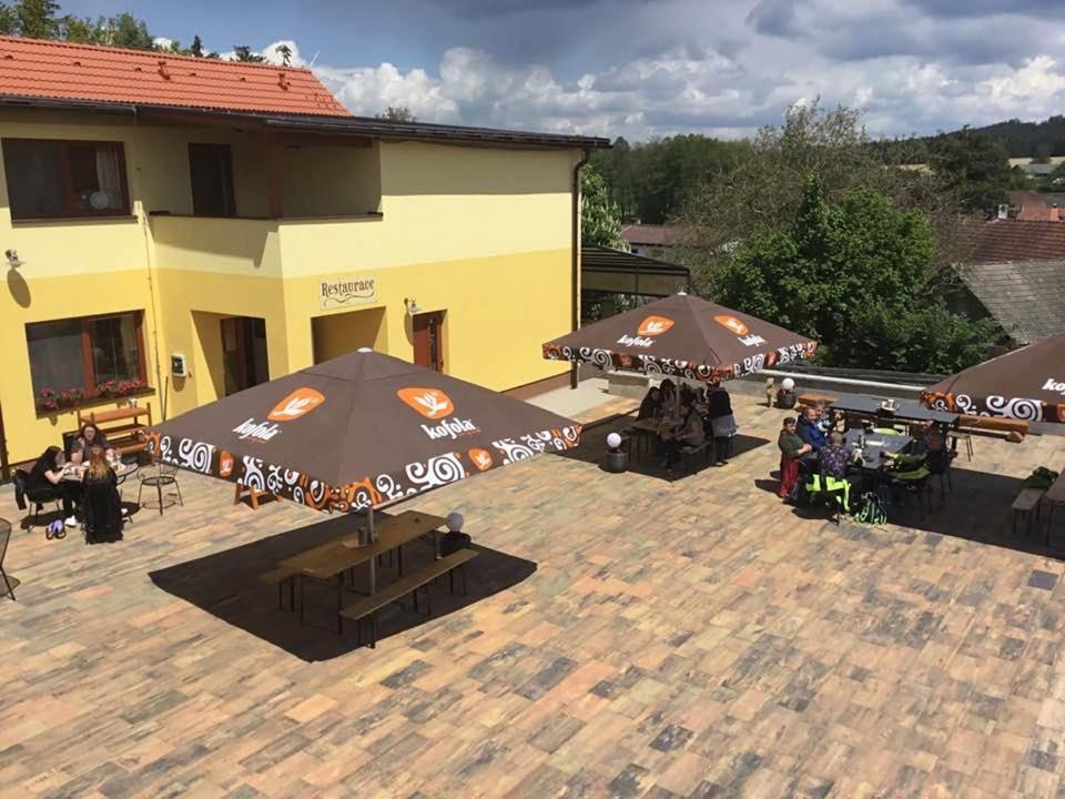 Penzion A Restaurace Zlatovlaska U Zamku Cervena Lhota Jizna エクステリア 写真