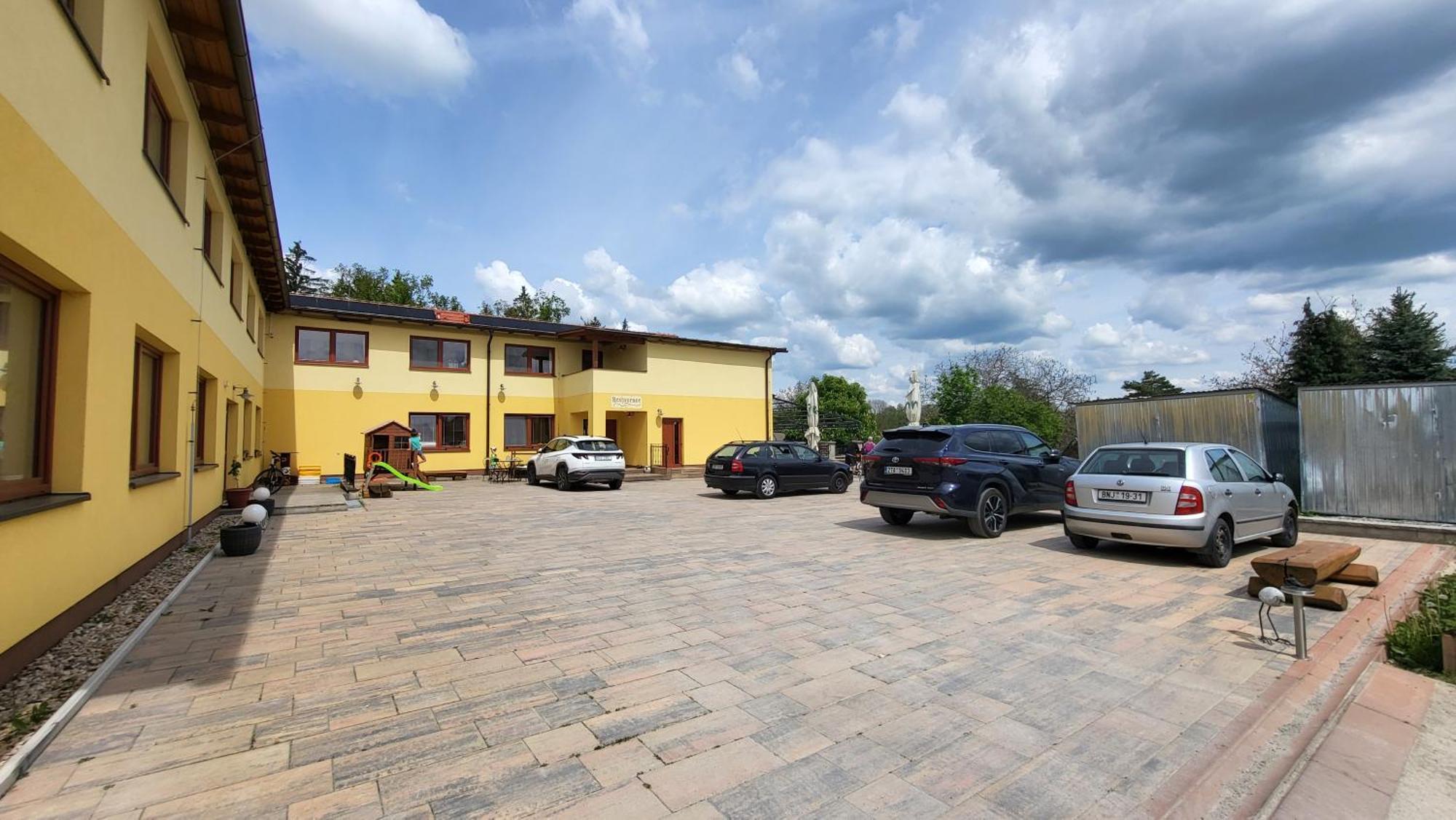Penzion A Restaurace Zlatovlaska U Zamku Cervena Lhota Jizna エクステリア 写真