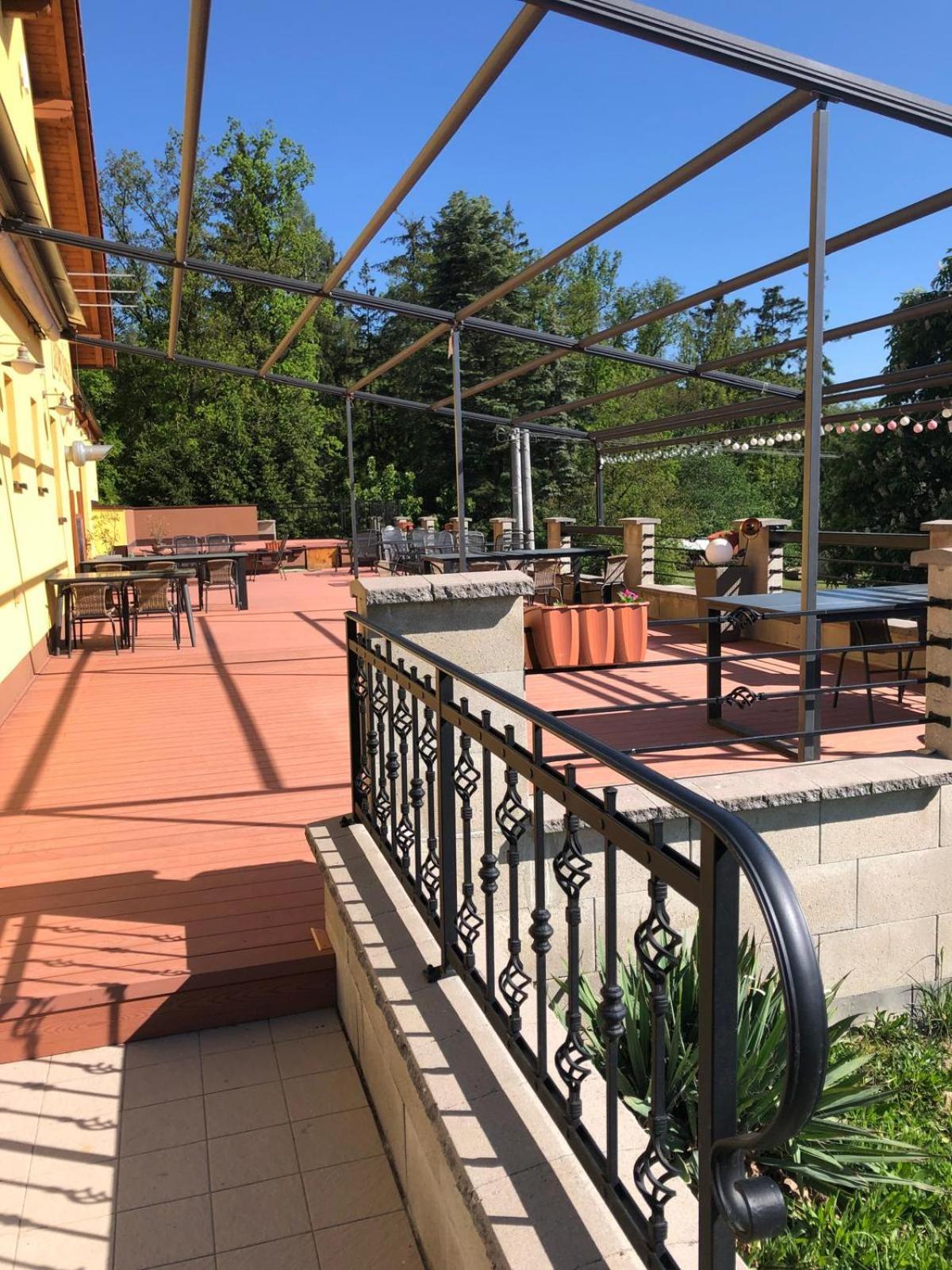 Penzion A Restaurace Zlatovlaska U Zamku Cervena Lhota Jizna エクステリア 写真