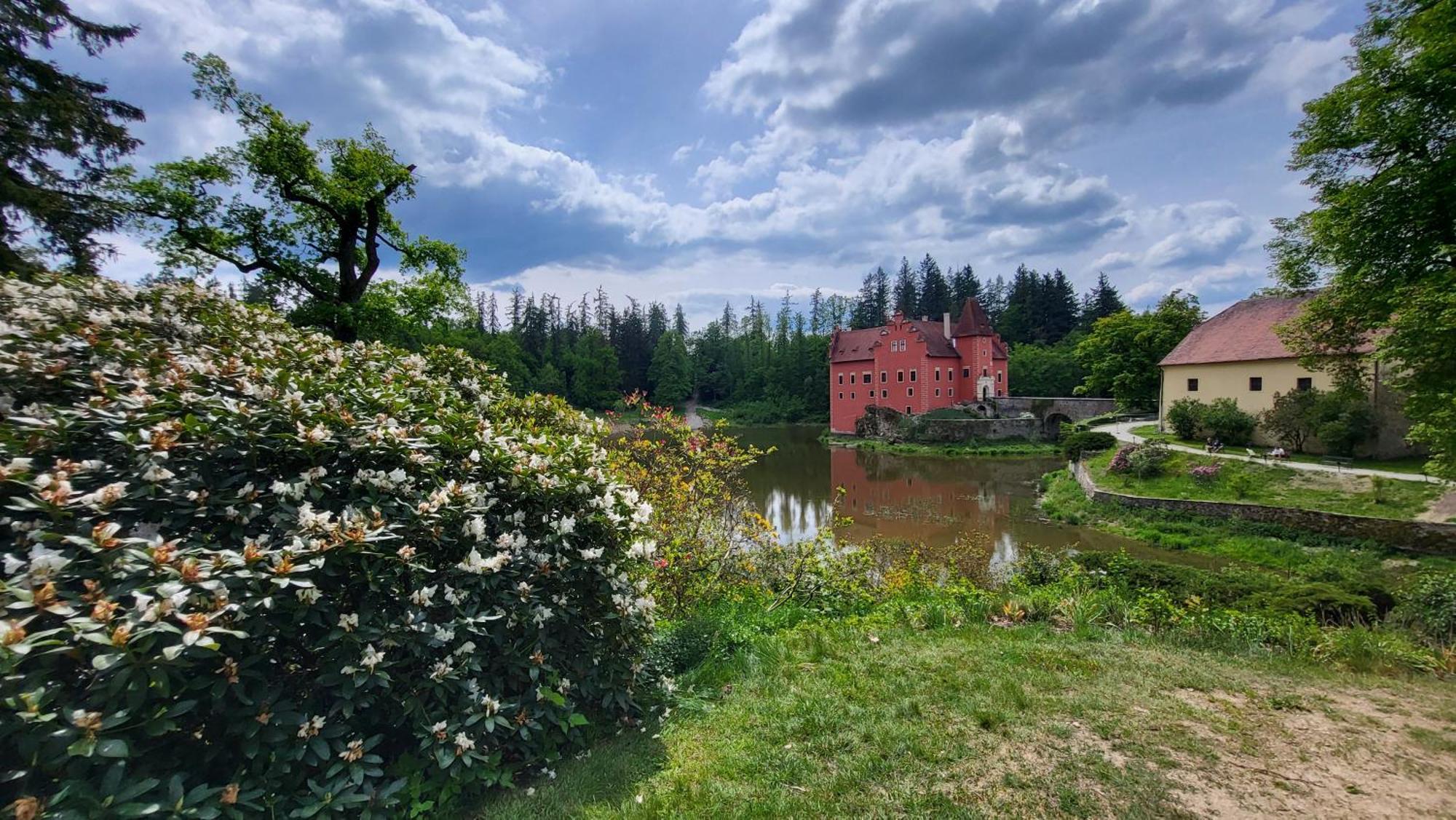 Penzion A Restaurace Zlatovlaska U Zamku Cervena Lhota Jizna エクステリア 写真